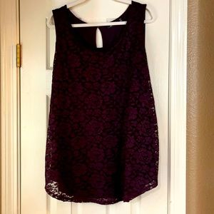 Burgundy lace double-layer sleeveless.